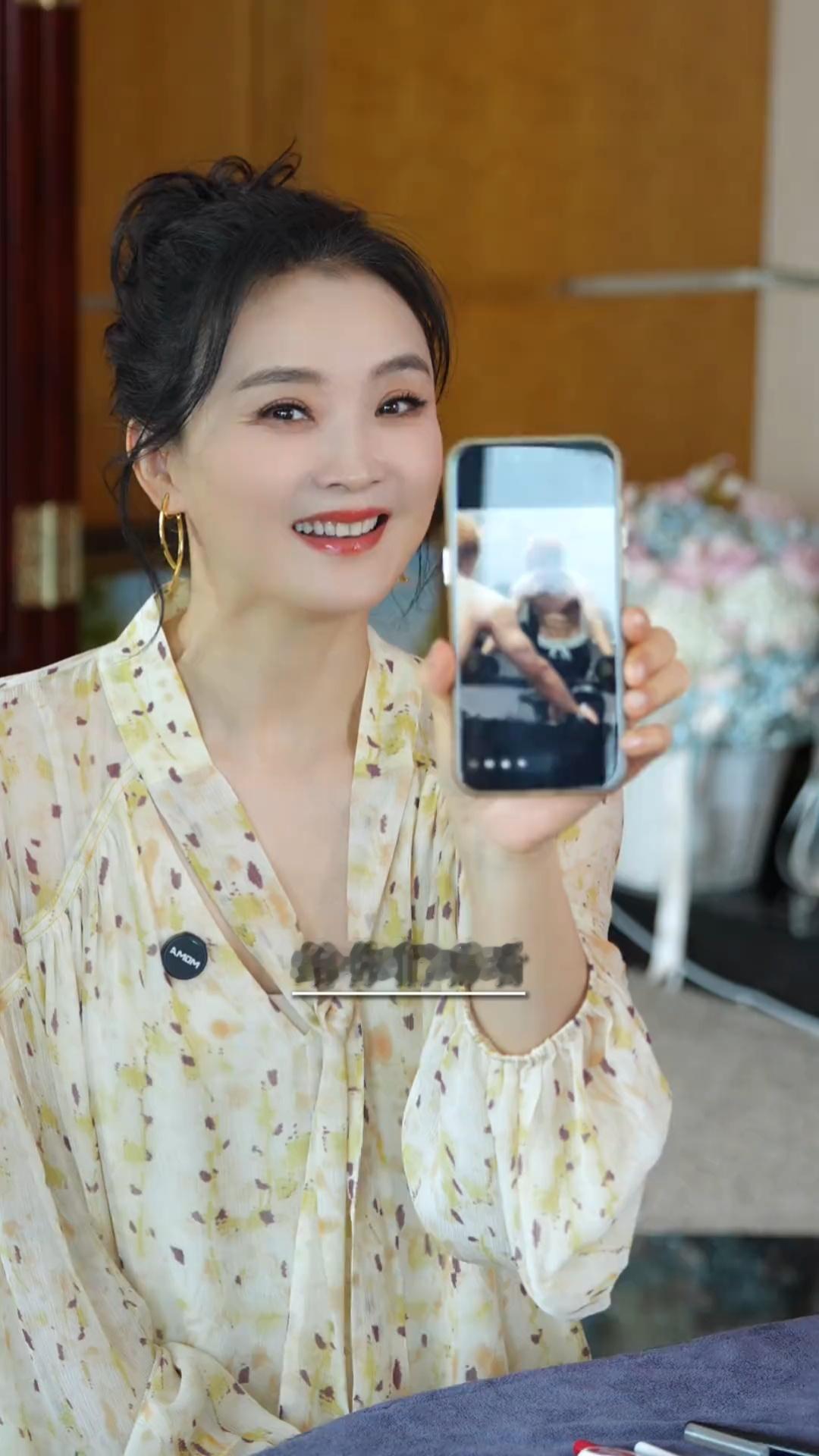王艳晒19岁儿子腹肌照王艳19岁儿子近照王艳晒19岁的儿子，球球染黄发健身模样
