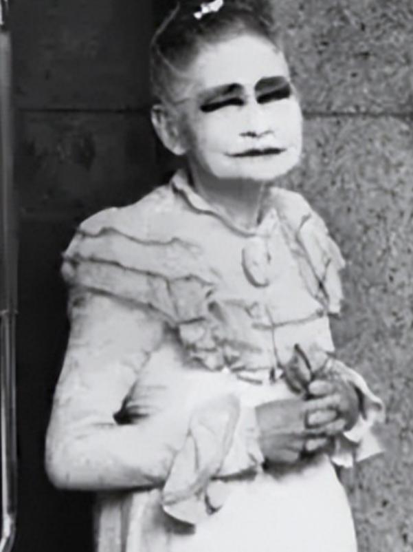 照片中这个打扮妖娆的日本老太，74岁高龄却在街头拉客，她还有个奇怪规矩：客人可以