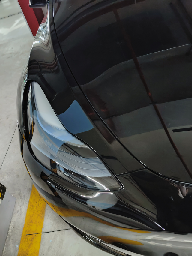 提车第三天大灯下沉提车三天，路边颠一下出现大灯下沉，大概有1.5-2cm的缝隙