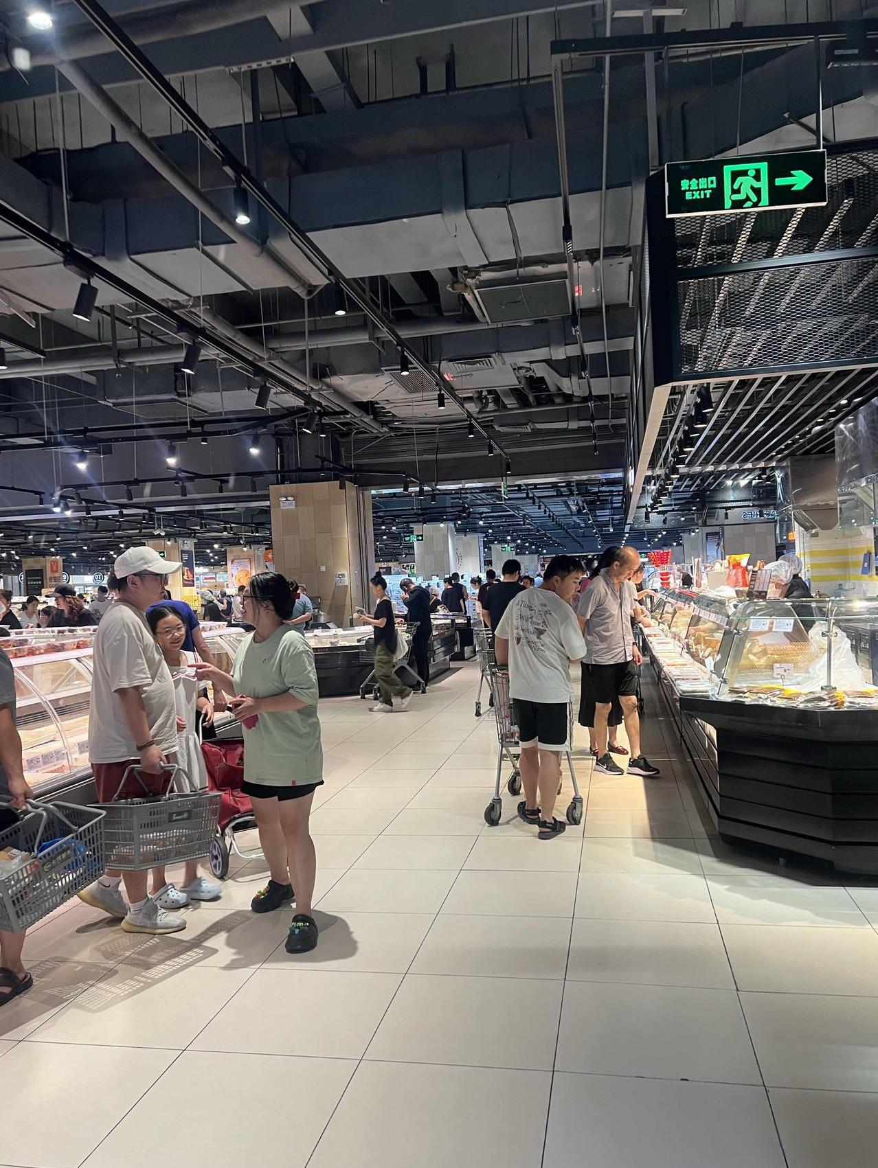 曲江金地永辉超市晚上8.30分开始当天的熟食凉菜现切水果打8折，晚上9.00