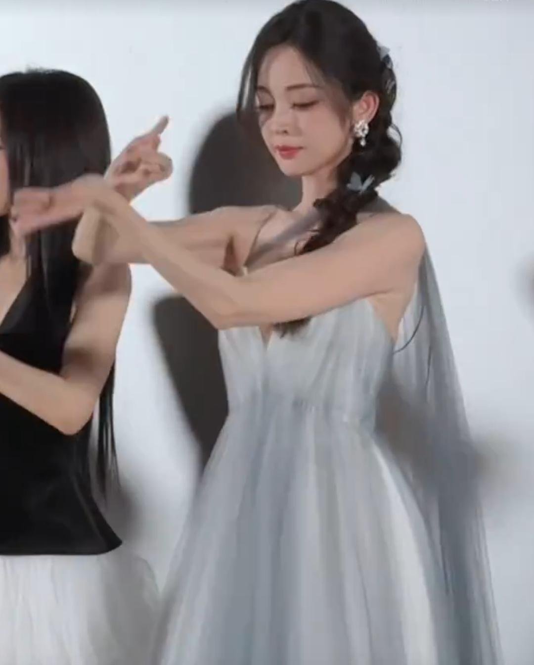 1月5日娜扎新剧《玉茗茶骨》剧宣，本来和赵嘉敏跳手势舞美得封神，结果突然翻车，娜