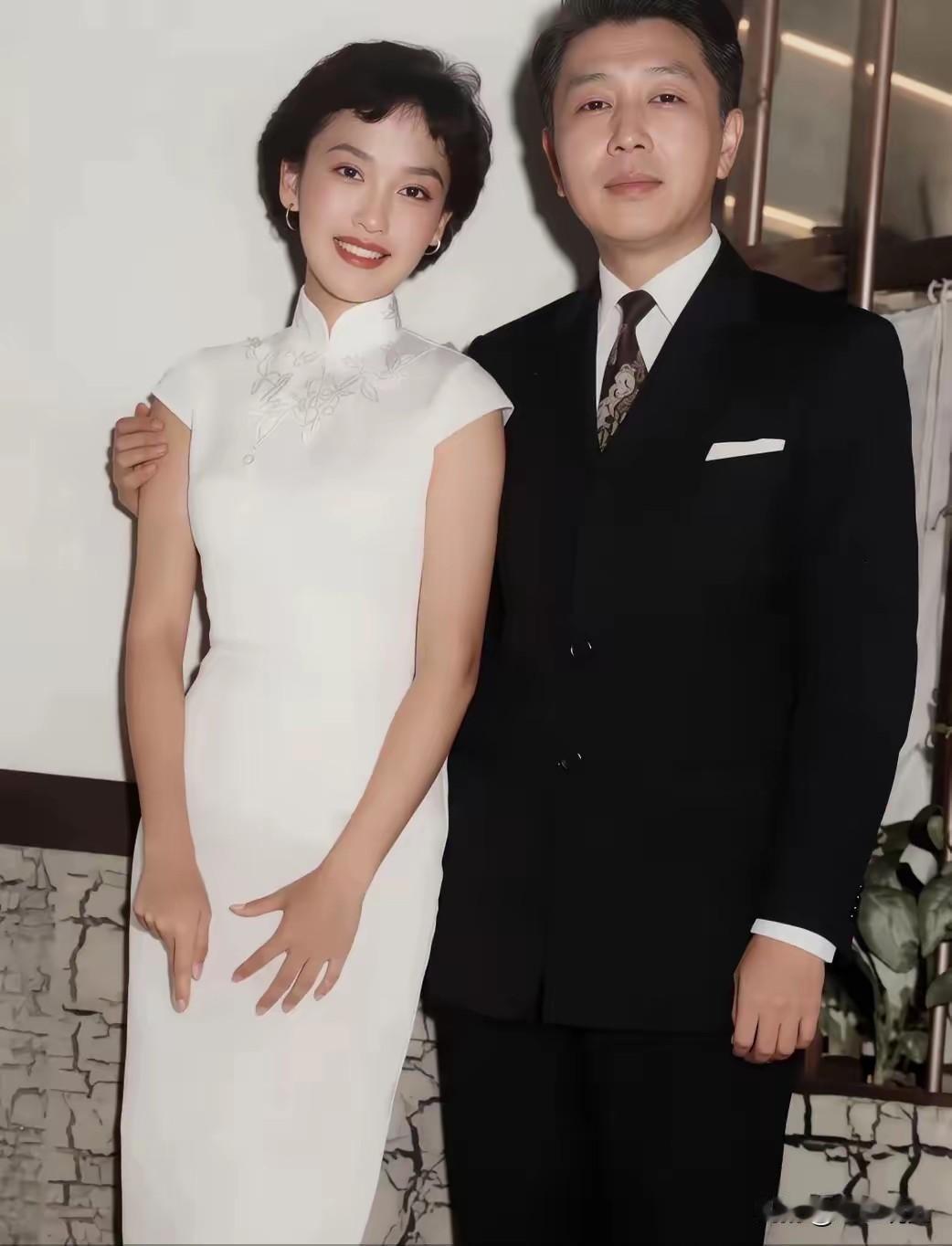 1954年，21岁的夏梦拍了结婚照，身旁站着做贸易的商人林葆诚。他们在香港举办了