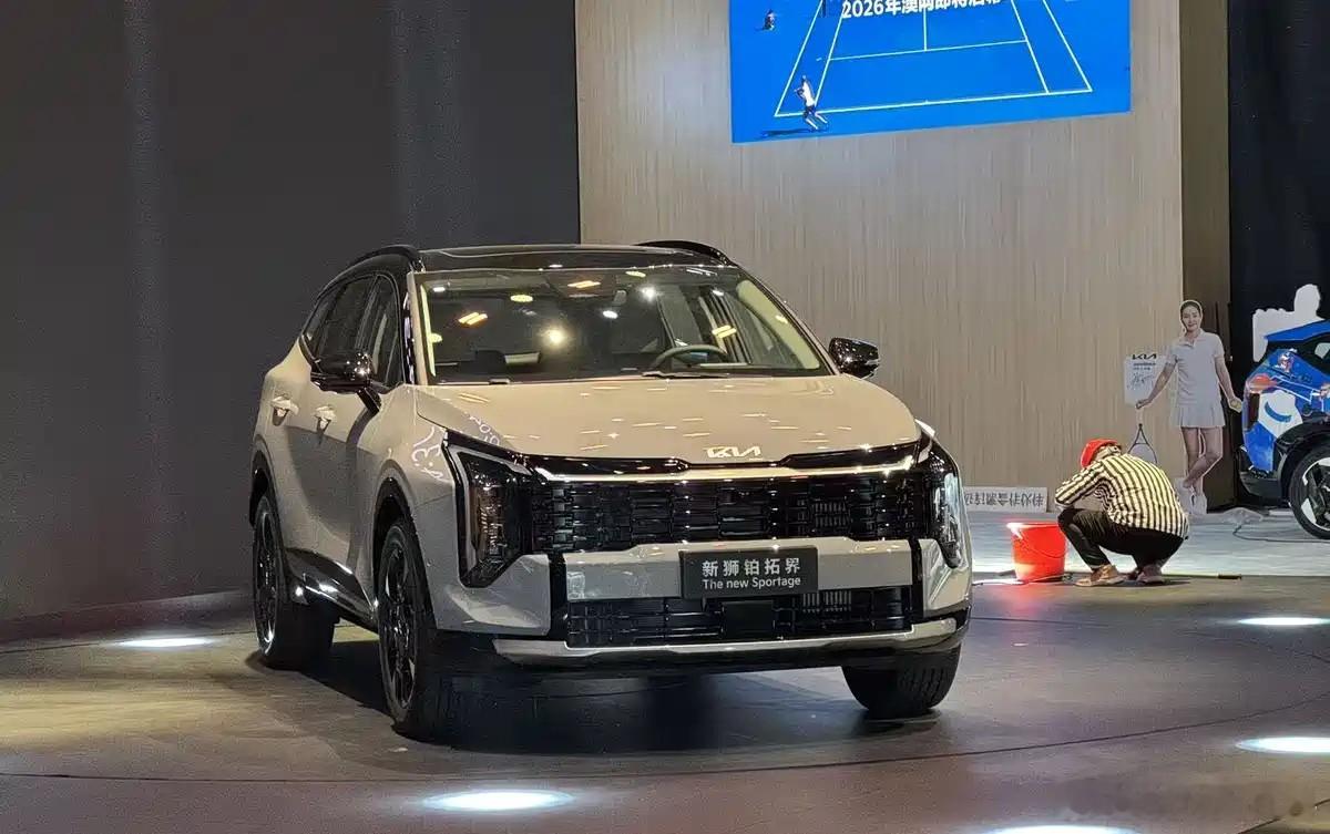 悦达起亚带来了中期改款的，虽说欧美那边改款已有半年，但考虑到咱这边本来也卖不了