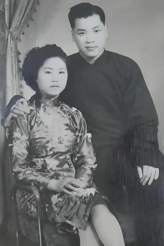 1906年，钱玄同的新婚之夜，他坐在床头，对新娘徐婠贞冷冷说道：“我不爱你，娶你