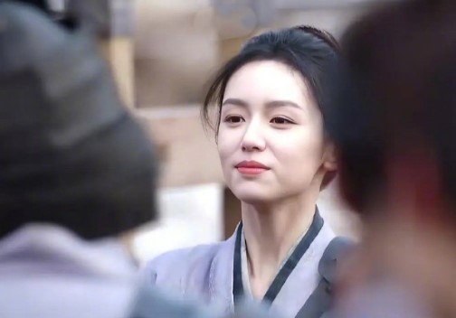 周也女扮男装涂口红被热议了，对比张天爱谁更真实？