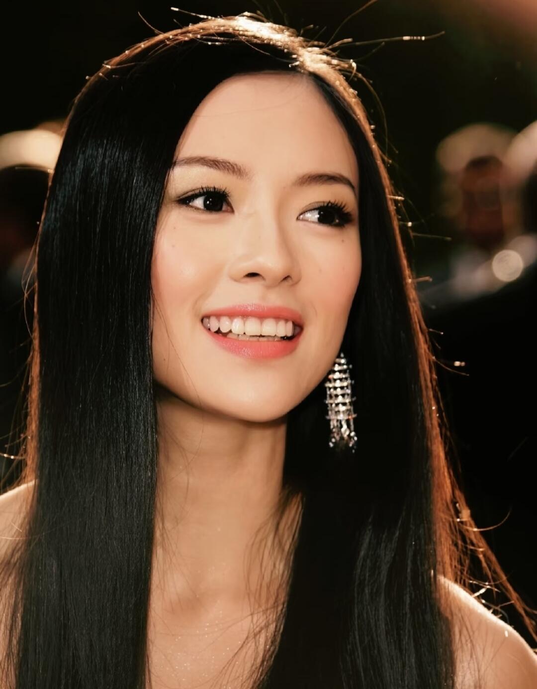 章子怡影后气场章子怡影后的气场被章子怡的状态惊艳到！独特设计黑裙勾勒身姿，从容
