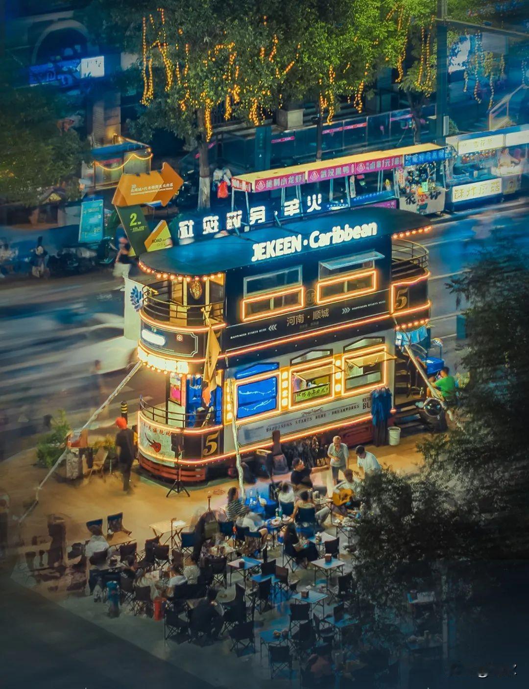 夜生活，还得看郑州老管城！夜经济，烟火气，郑州这个地儿绝对是首选！顺城街，作为
