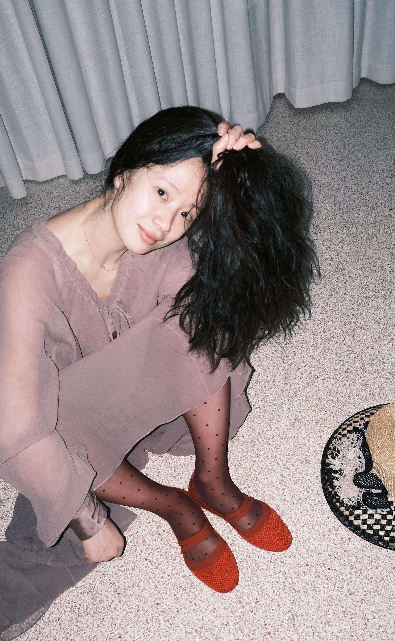 居家的李梦，松弛感十足，自然、惬意而不拘小节，可盐可甜。