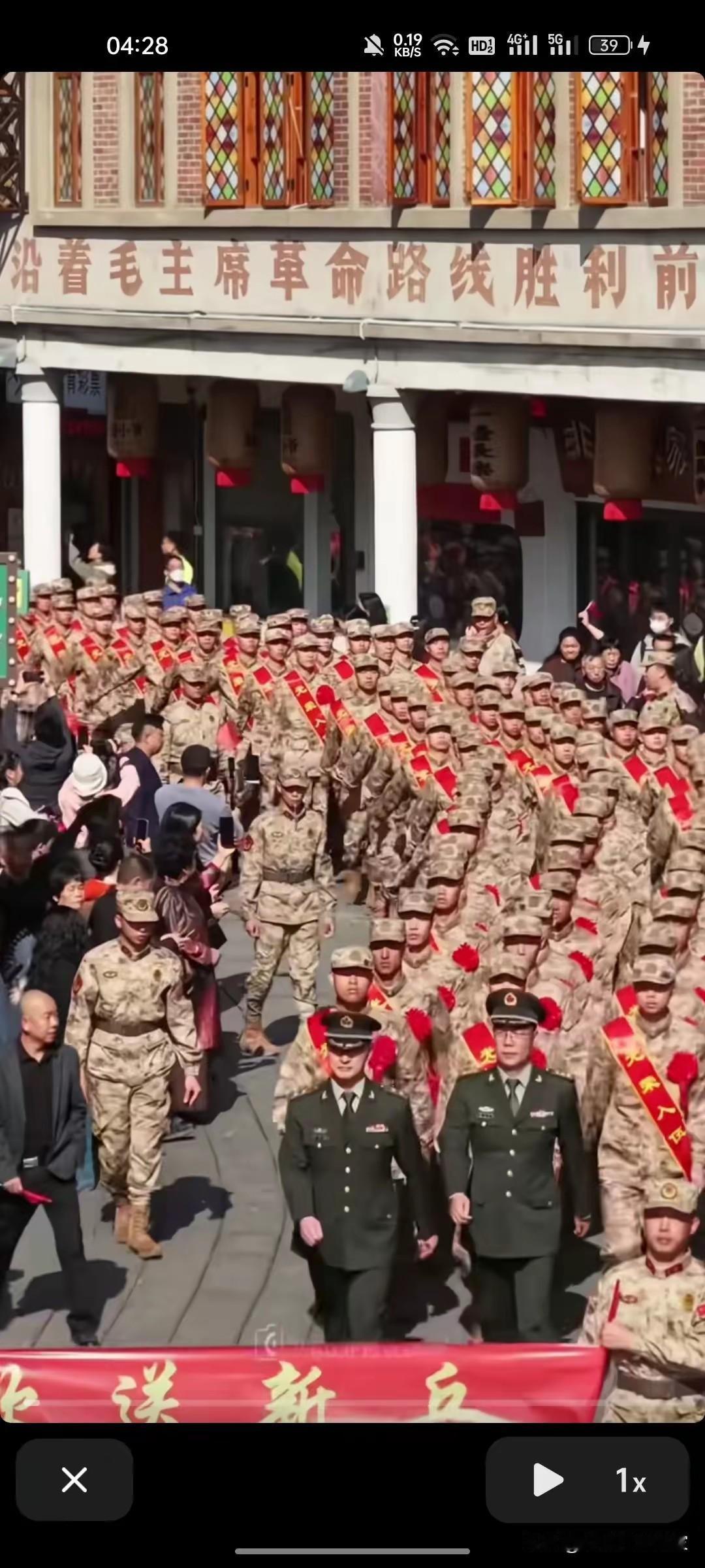 被这一幕送兵场面狠狠破防了🫡走在闽南骑楼的新兵队伍里，迷彩服与红绶带交