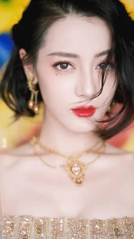 最近又刷到了迪丽热巴和任嘉伦在《恰似故人归》里的婚服造型，还是会被狠狠惊艳到。