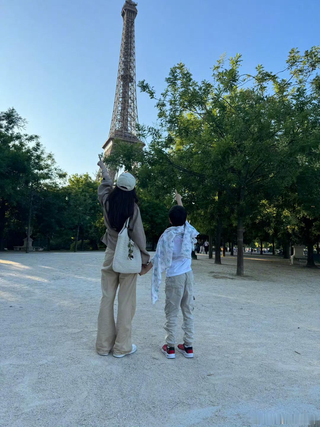 小海绵，只露了眼睛都能看出继承了爸爸黄晓明，妈妈Angelababy的好基因。A
