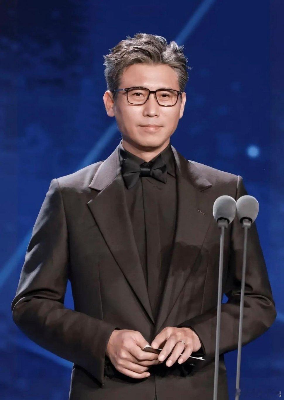 特地去查了一下李乃文，不查不知道，一查吓一跳，他真的很不容易。51岁的他，有5个