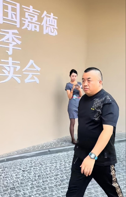 这年头有钱人的快乐咱是真想象不到。河南信阳出了个传奇人物，江湖人称