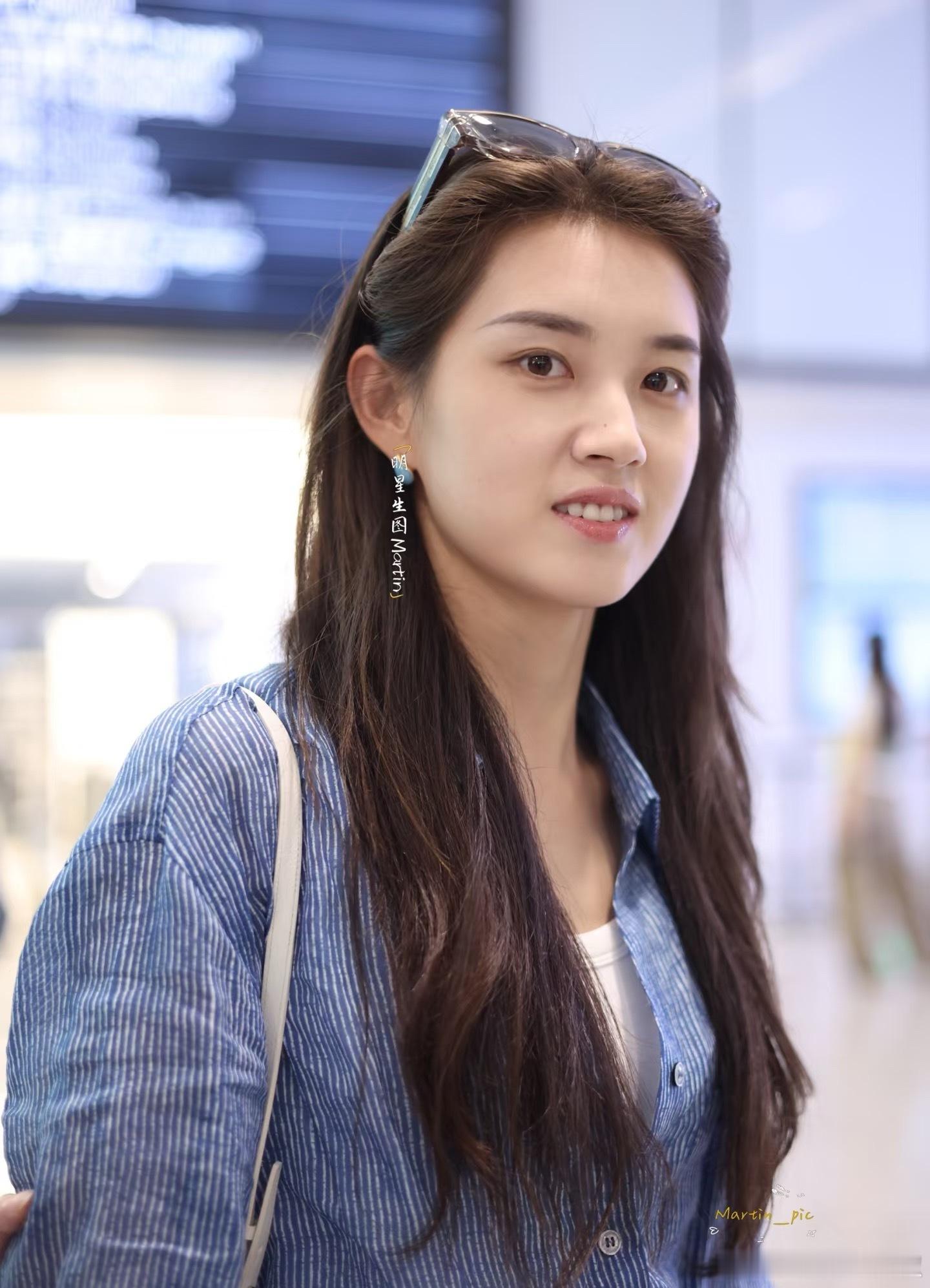 素颜长这样难怪能红，一点不普​​​