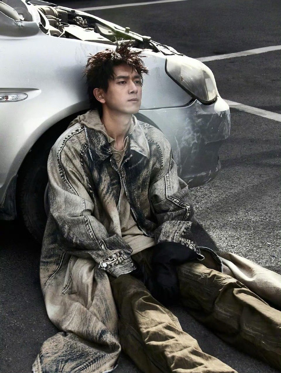 李现风格大变GQ三月刊这组确实让人眼前一亮，先锋前卫的风格被他驾驭得游刃有余。