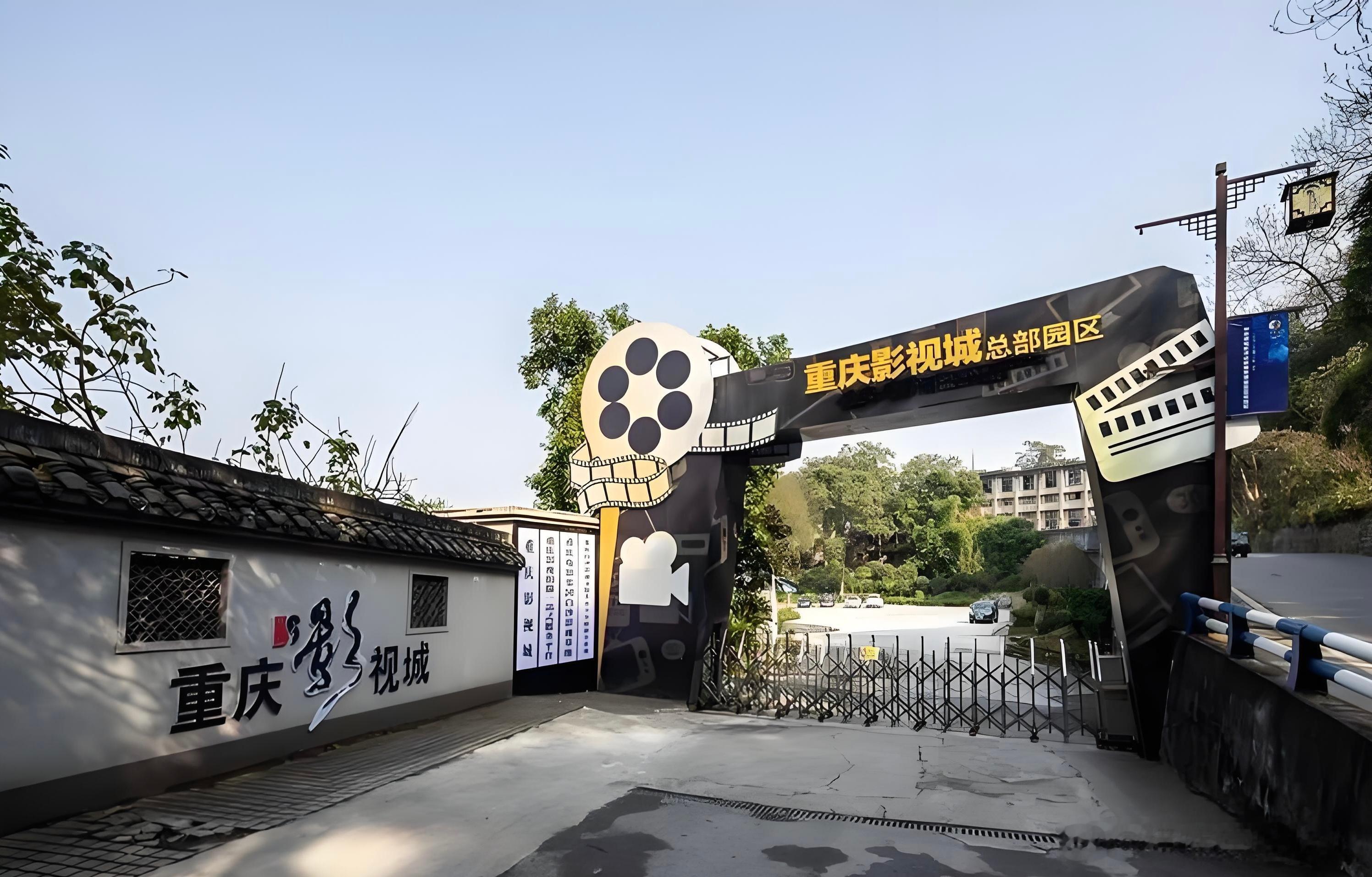 拍民国戏还得到重庆。今天到处跑选景，没想到处处是景，第一次来重庆，很喜欢这座城市