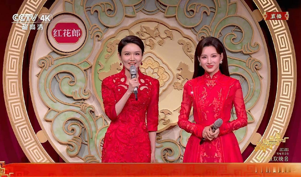 龙洋真的太拼了，可万万没想到，她站在春晚舞台的次数越多，网友的“失误合集”就越厚