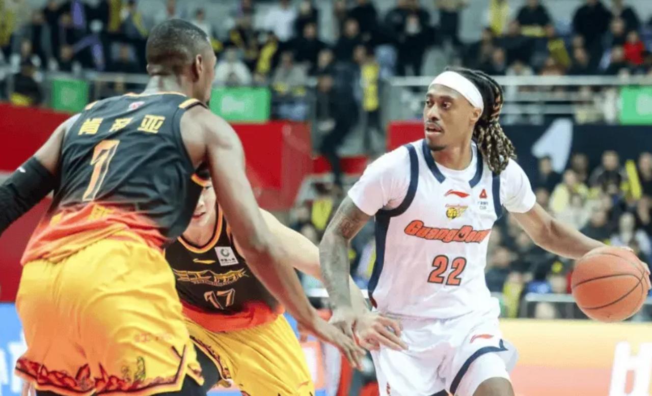 CBA名记痛批广东队1人：再说一遍，快点换掉！面对着CBA倒数第二的江苏队，广