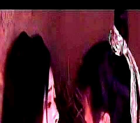 男演员拍吻戏前，竟故意吃了两头大蒜。那股刺鼻的味道扑面而来，你下意识想躲，