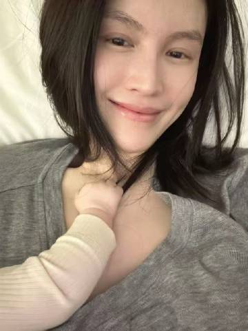 何穗天生冷白皮，儿子也遗传了她的好肤质，小王子好受宠，外婆给他织了很多...