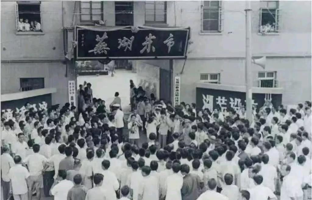 新四军7师创建皖江根据地后，发现上海的粮食价格是根据地的3—4倍，根据地
