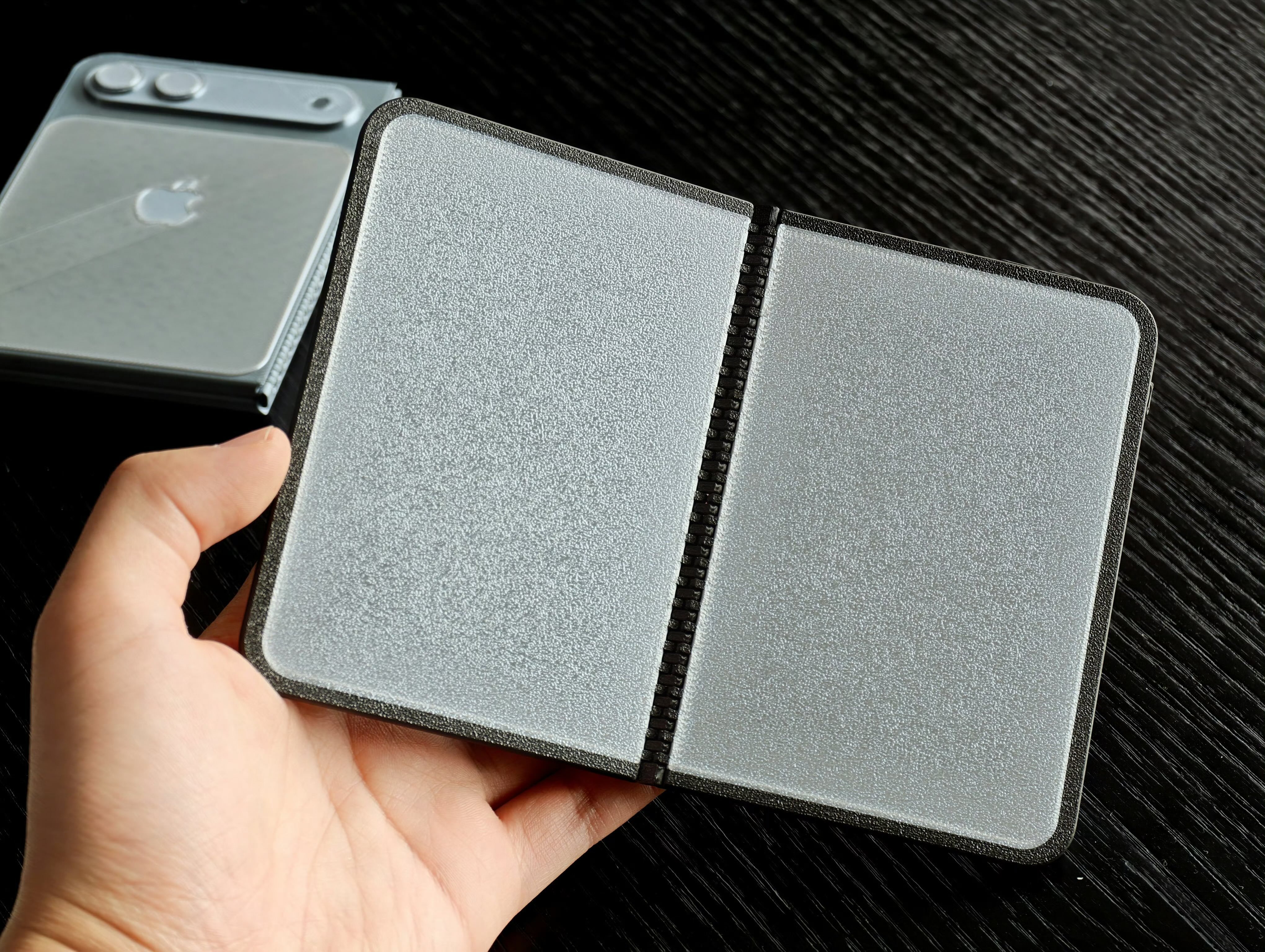 iPhoneFold售价曝光苹果首款折叠屏卖到1.5万+真不算意外。外屏5