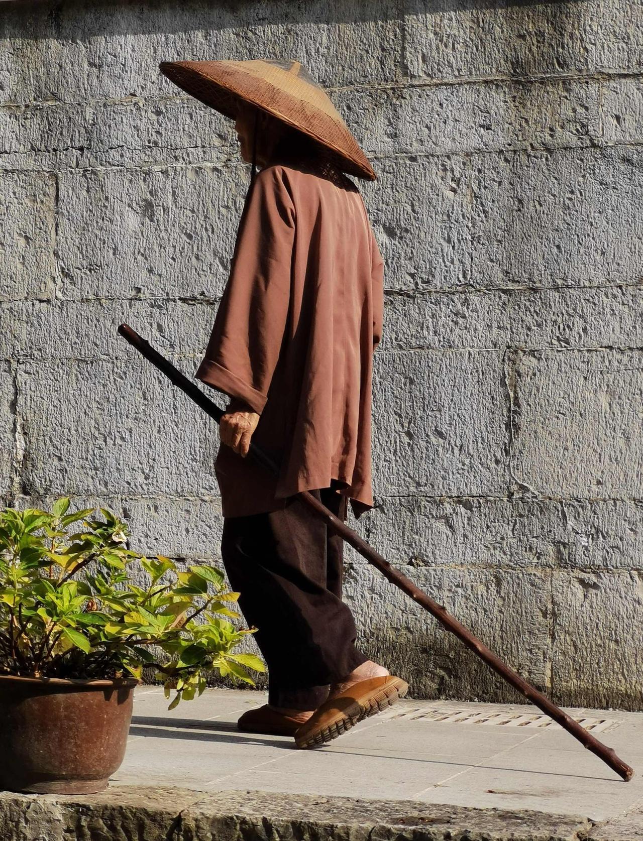 维特根斯坦说“世界的意义必定在世界之外”，这话真值得细品。他把哲学拉回现实，却又