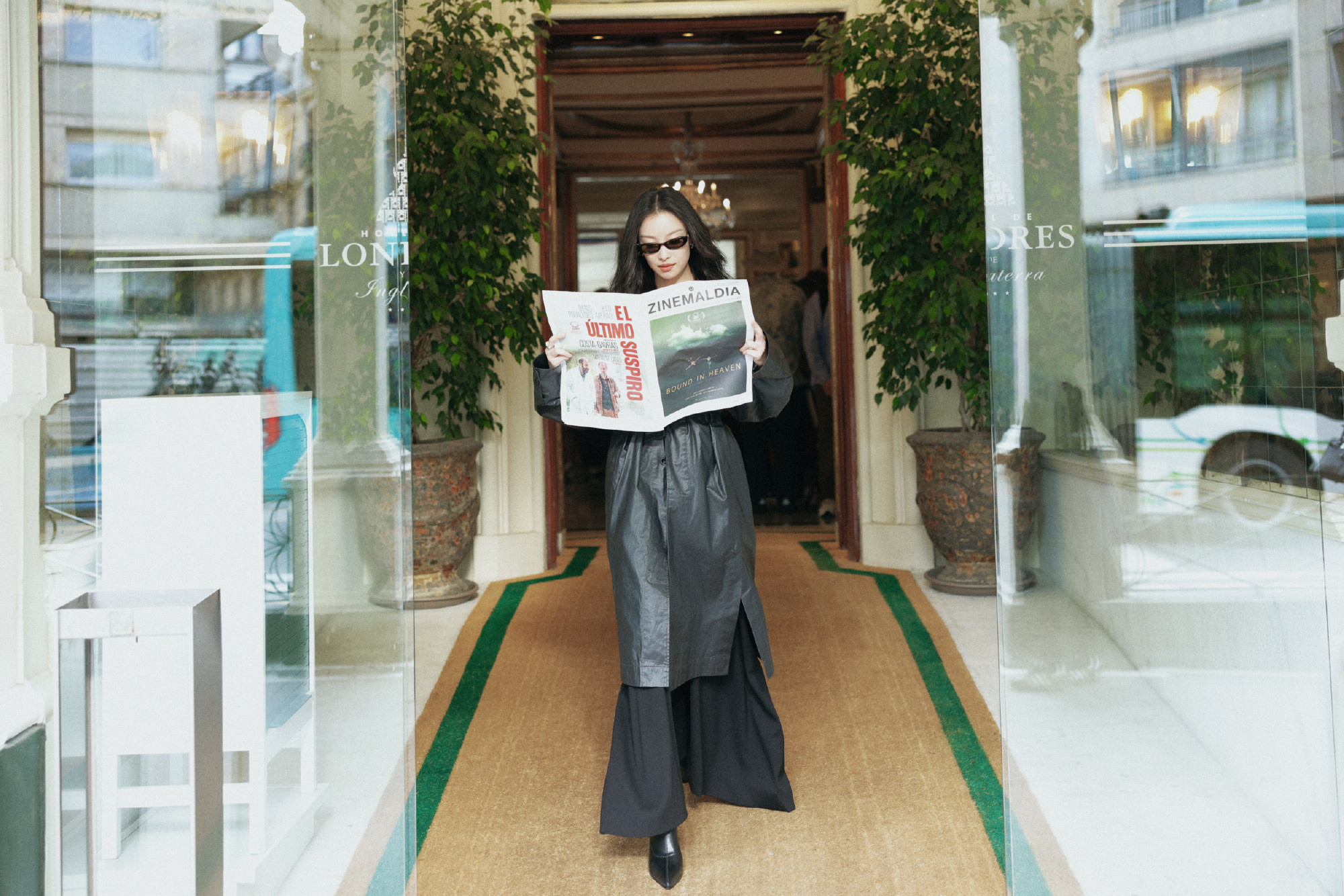 倪妮NI的圣塞之旅，墨镜皮衣，肆意的街角浪漫