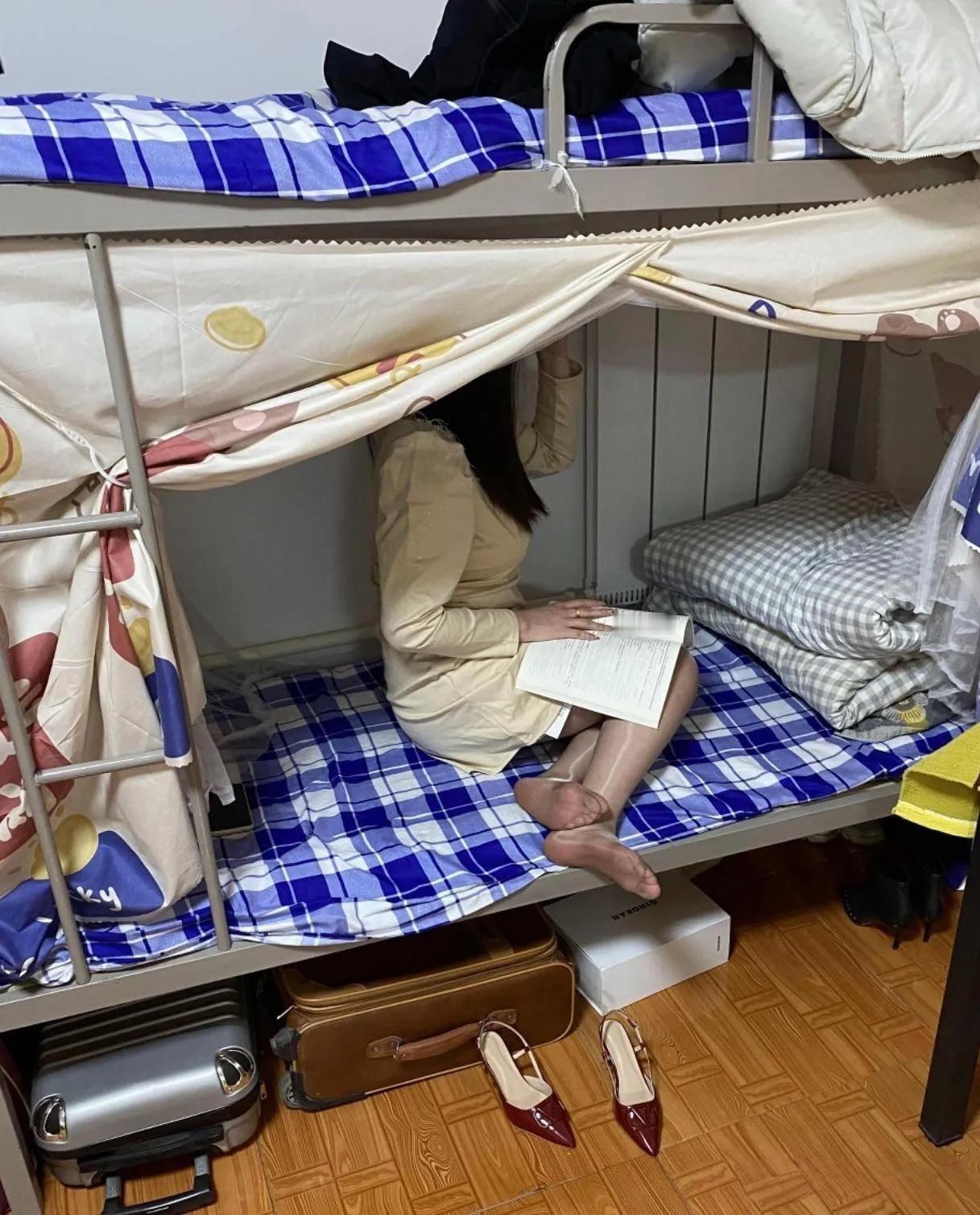 这宿舍被舍友弄成了90年代