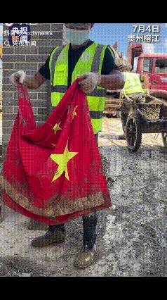 破防了！2025年7月4日，贵州榕江，一武警在淤泥中捡到掉落的国旗。用清水仔细洗