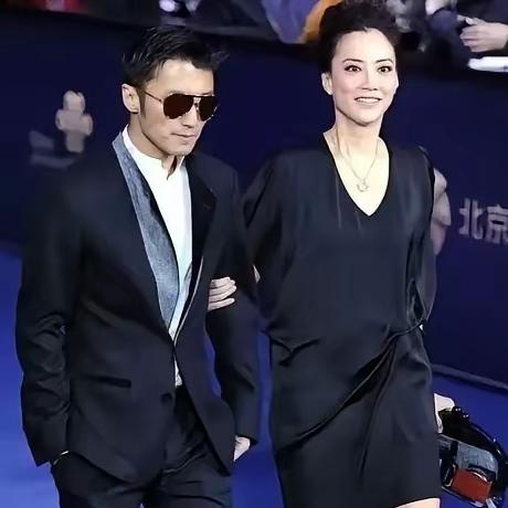 奇了怪了！谢霆锋可以与霍汶希光明正大出席任何场合，你们不骂谢霆锋。王菲公