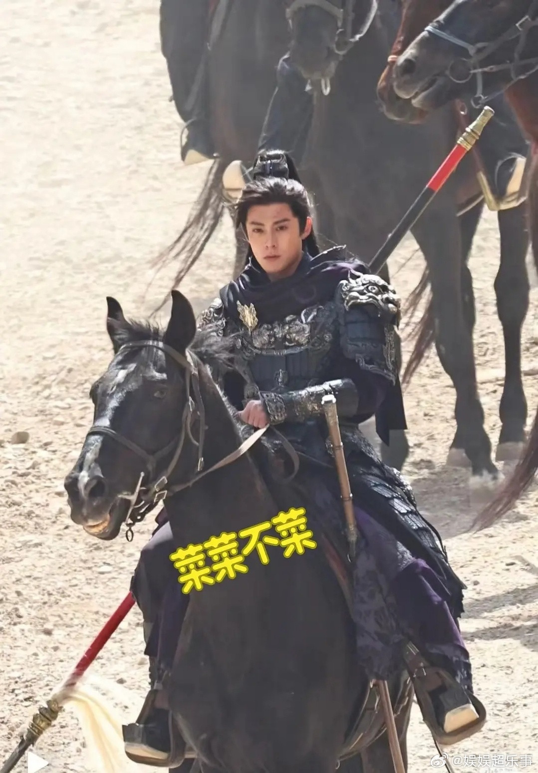 王鹤棣这个造型一言难尽呀，戴上墨镜会不会好一些呢？