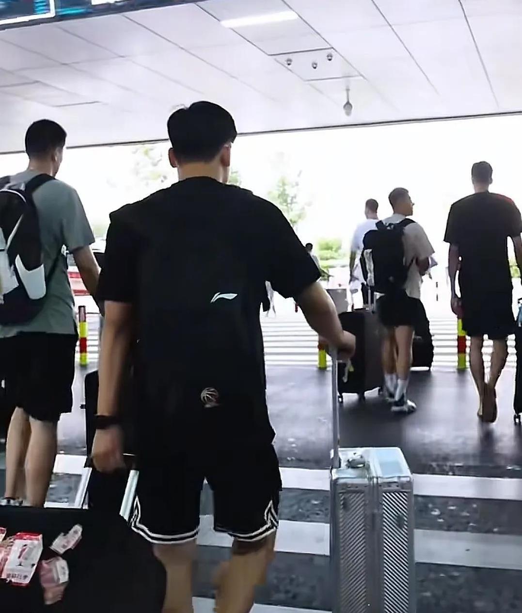 广东队今天上午踩场训练，明晚有可能8人轮换上场！广东队昨天下午四点多抵达山东泰