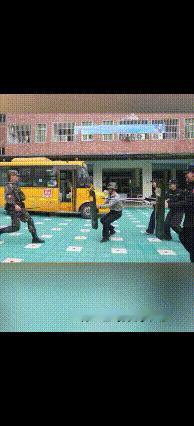 广东一幼儿园邀请教官参加演习，结果教官一脚踹碎防爆盾，跟个玩具似的。这一脚，