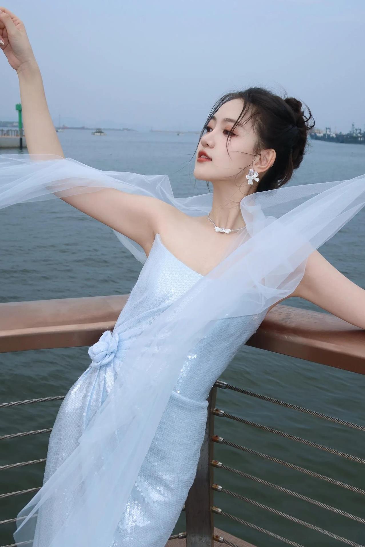 马萱海边大片：海风吹拂间，邂逅一抹温柔蓝