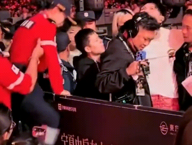 此刻杨宗纬是全网最难受的人吧！不仅仅是从舞台上摔下来身体承受的痛苦，更多的是心