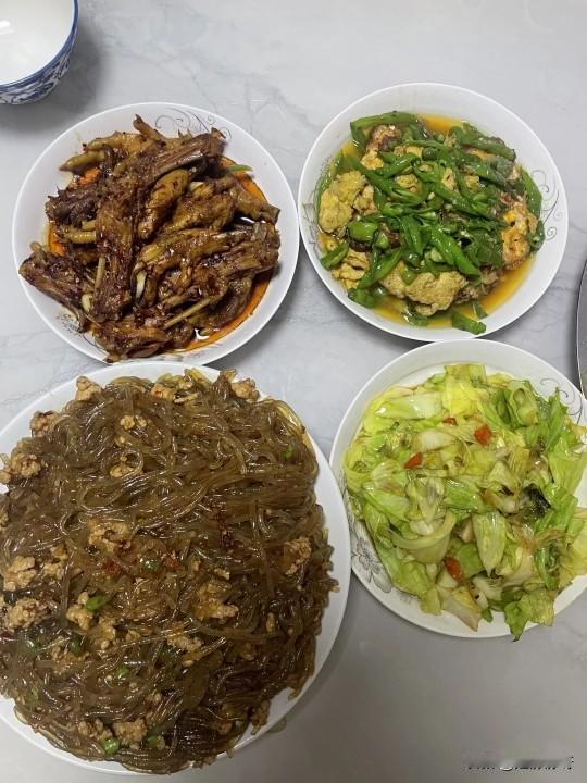 我就想问问大家，你们煮粉条洗不洗？公公婆婆很喜欢吃粉条，也经常在家自己做，但是她