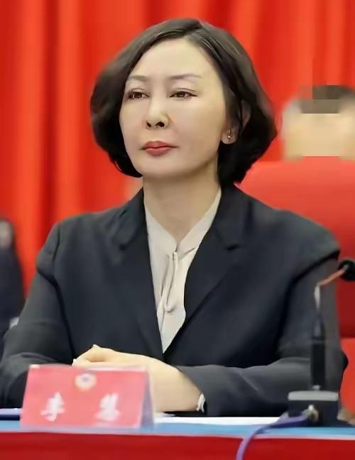 太原迎泽区慧姐这个脸型很不自然，鼻子不像原装的，双眼皮怪怪的，一个眼大一个眼小，