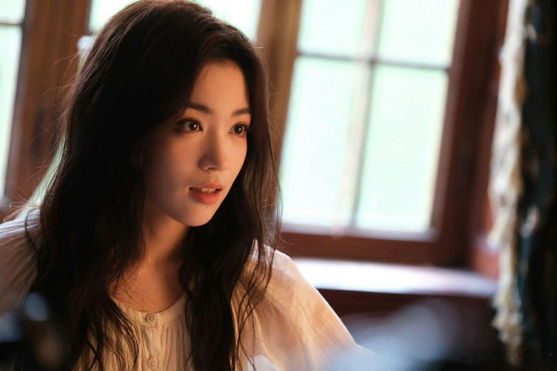 代露娃落魄画家的反差感谁懂啊！代露娃连落魄都这么有魅力！外表看着让人心疼，眼神却