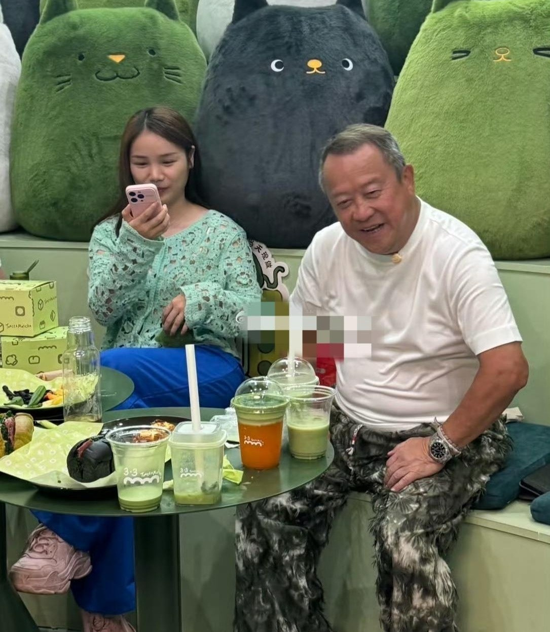 73岁曾志伟在广东奶茶店被女粉丝撞个正着，圆滚滚站在那儿，看着比不少年轻人还有精神。偶遇图里，他身材