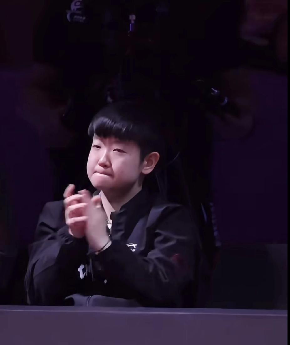 被孙颖莎场下的小表情可爱到啦乒超第三阶段赛场边，孙颖莎没上场时的小模样太招