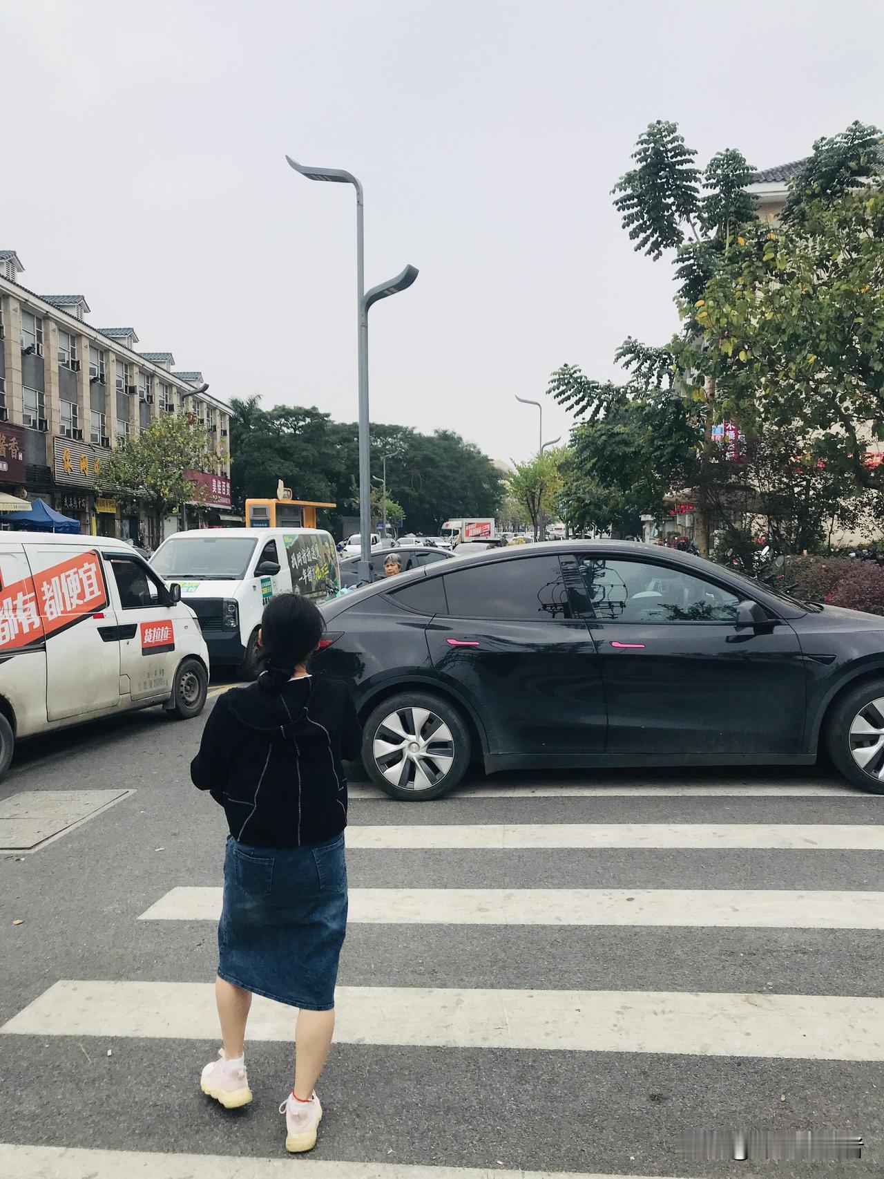 东莞还不具备现代都市的底蕴，这两天我在东莞黄江、大朗、寮步一带跑市场，给我的感觉