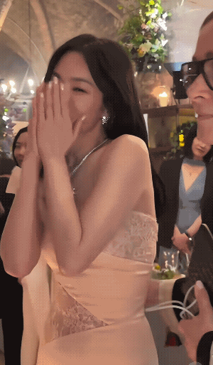 宋慧乔好歹也是超级大花，但是在巴黎参加活动居然也要点头哈腰耸肩，全身上下都散发着