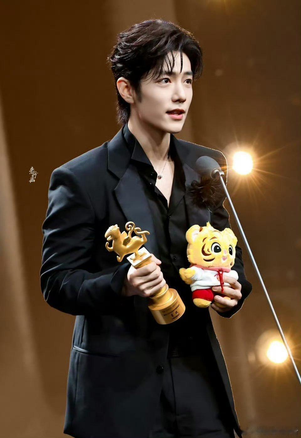 肖战得闲谨制斩获6项提名最佳故事片，最佳导演，最佳编剧，最佳男主角，最佳配角，最