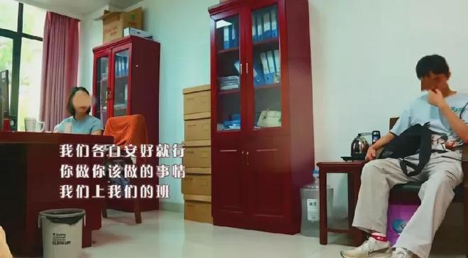 孩子教育出了问题，先把大棒挥向家长，这似乎成了某种政治正确。孩子的教育氛围，除了