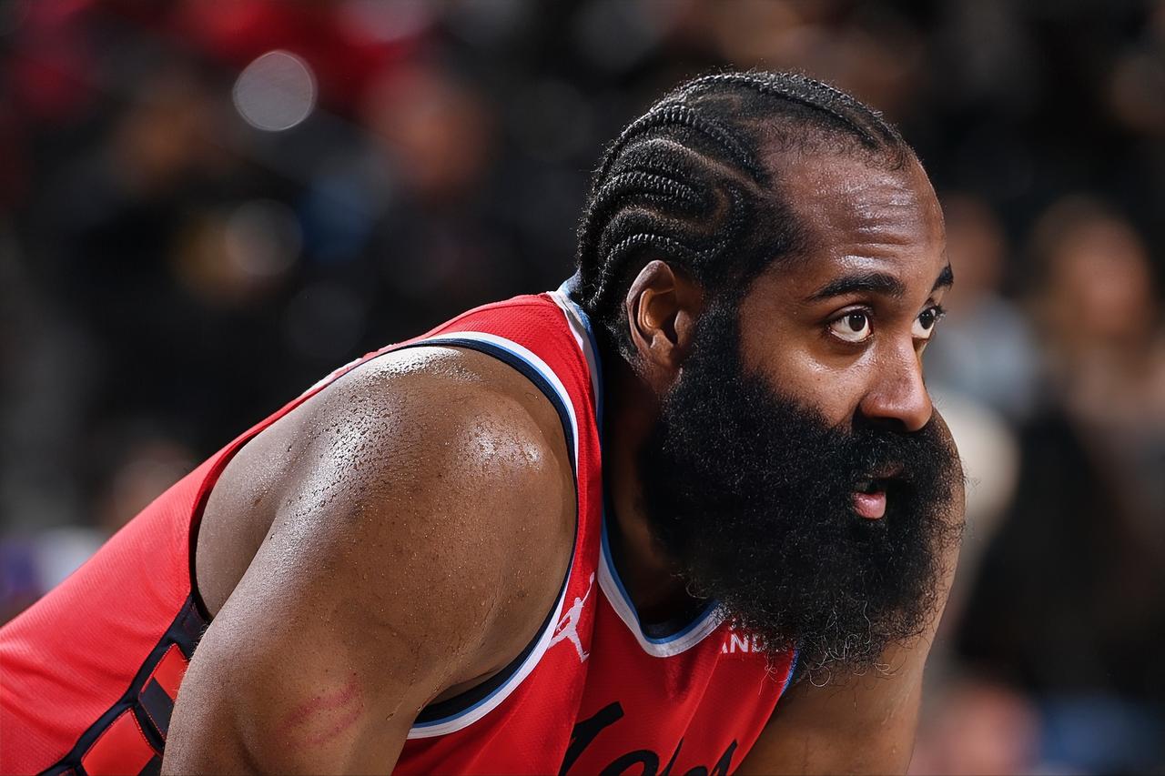 杜兰特：三弟，你们落后那么多，你还在慢悠悠压节奏，这是什么打法？？？哈登：小卡