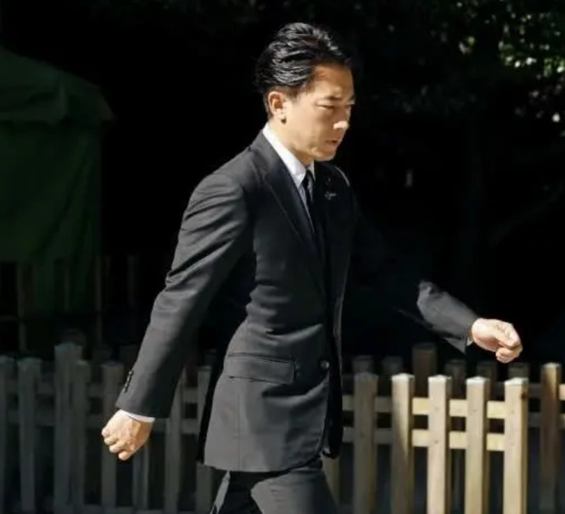 后悔了，早知道高市早苗这么拉胯，麻生太郎还不如支持石破茂或者小泉进次郎。石破茂