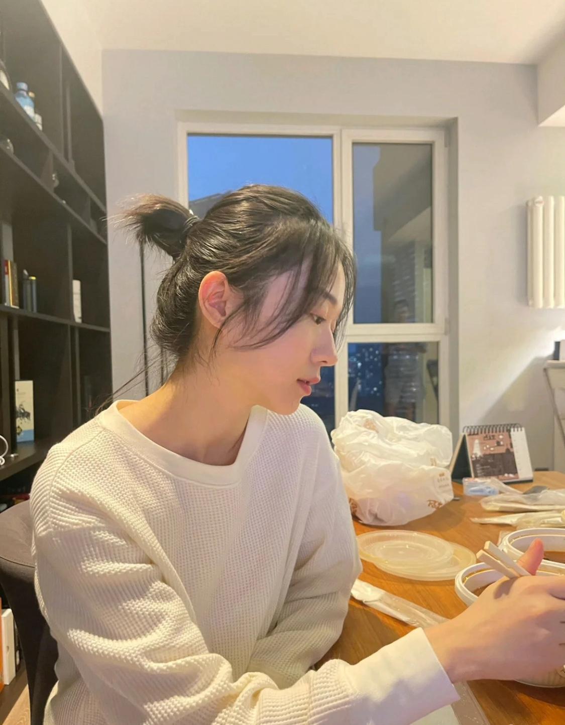 这是阚昕2022年发的照片，现在基本清空了，让人好奇的是，这背景是谁的家？这窗户