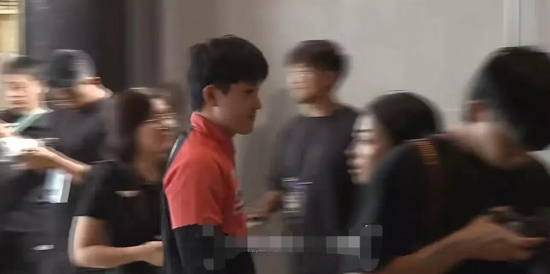 张本智和出现了。因为电车突然停运，导致参与抽签仪式迟到的张本智和，在仪式结束后