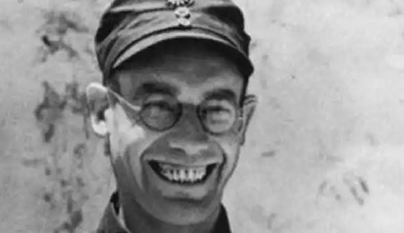 1939年，延安机场，共产国际的军事顾问李德踏上了返回苏联的旅程。他曾有两任妻子